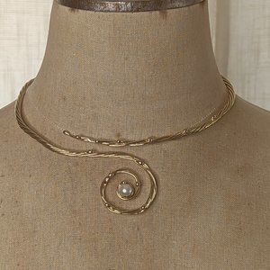 {[EUC] SCULPTUREWEAR Kindred Torque 22k Gold Spiral Necklace w/ Pearl